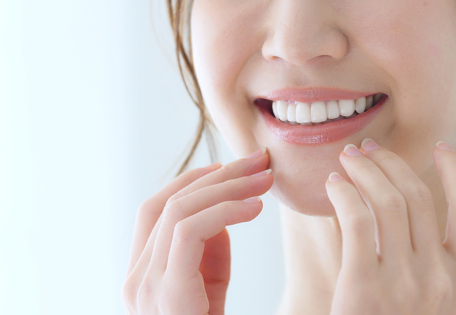 白い歯を見せて微笑む女性