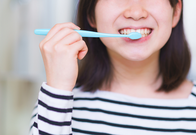 歯ブラシを行う女性