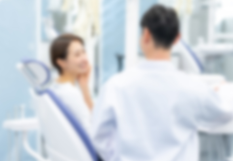 患者の歯の診察を行う歯科医師のイメージ