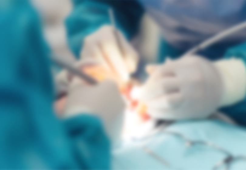 患者の歯の治療を行う歯科医師のイメージ